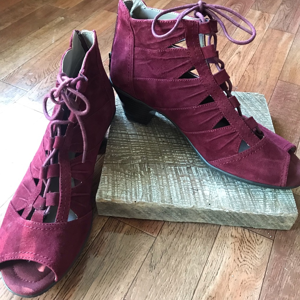 Beautiful new lace up leather shoes